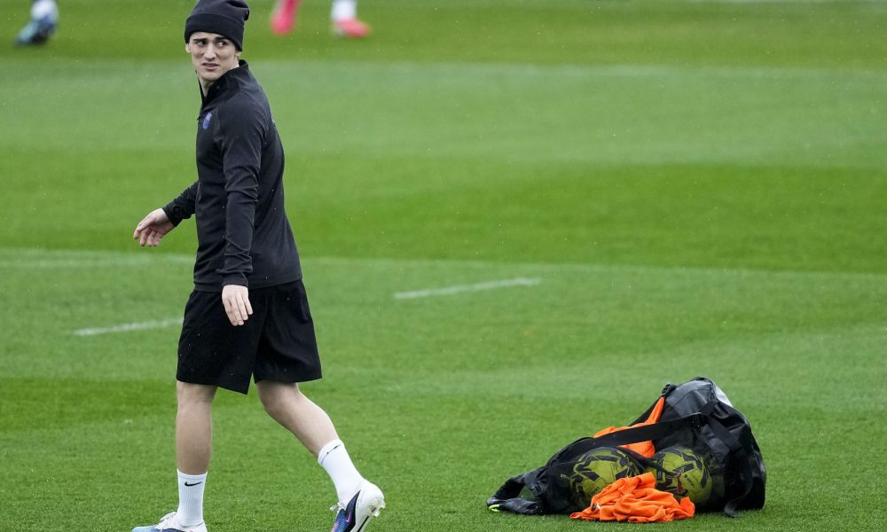 Gavi, del FC Barcelona, durante un entrenamiento del primer equipo del FC Barcelona en las instalaciones de la Ciudad Deportiva Joan Gamper. EFE/Enric Fontcuberta.