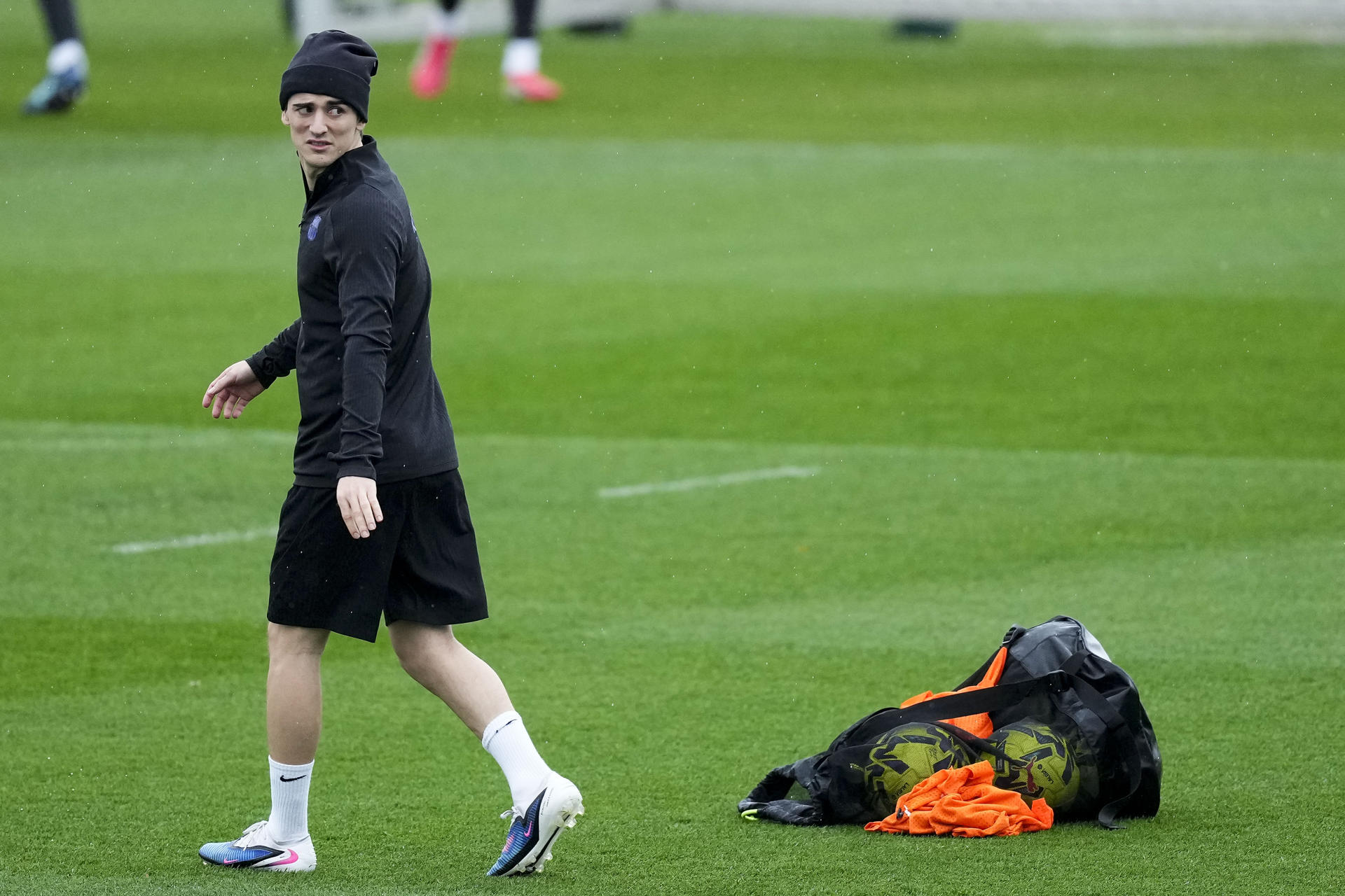 Gavi, del FC Barcelona, durante un entrenamiento del primer equipo del FC Barcelona en las instalaciones de la Ciudad Deportiva Joan Gamper. EFE/Enric Fontcuberta.