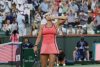 Aryna Sabalenka saluda con un beso al público tras terminar su partido de semifinales de Indian Wells este viernes ante la checa Linda Noskova, a quien derrotó por 6-3 y 6-4. EFE/EPA/JOHN G. MABANGLO