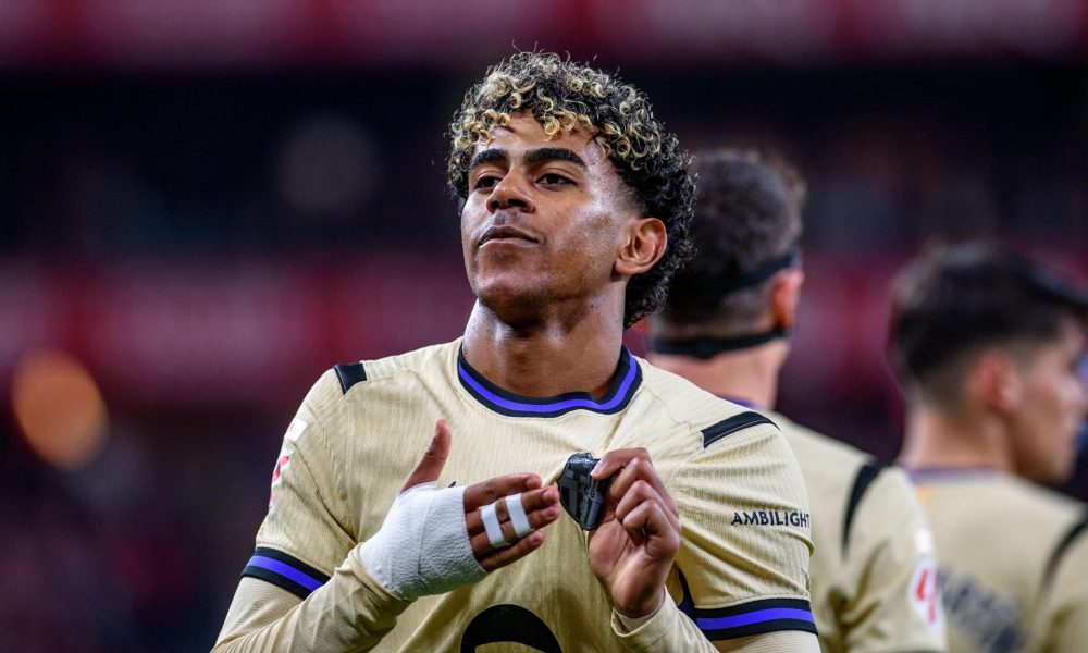 El delantero del Barcelona Lamine Yamal celebra su gol durante el partido de la jornada 27 de LaLiga que Athletic Club de Bilbao y FC Barcelona disputaron en San Mamés. EFE/Javier Zorrilla