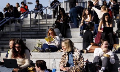 La gente disfruta del cálido sol durante el almuerzo en Regent's Canal, cerca de King's Cross, Londres, Gran Bretaña, el pasado febrero. EFE/ Tolga Akmen