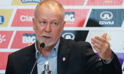 AME4549. LIMA (PERÚ), 16/03/2026.- El seleccionador de Perú Mano Menezes habla durante una rueda de prensa este lunes, en Lima (Perú). Menezes presentó su primera convocatoria para los amistosos contra Senegal y Honduras, donde resalta la ausencia de figuras como Paolo Guerrero, Gianluca Lapadula, Christian Cueva y Renato Tapia, mientras que la sorpresa es el llamado de jóvenes futbolistas como Jairo Vélez, Juan Pablo Goicoechea y Adrián Quiroz. EFE/ Paolo Aguilar