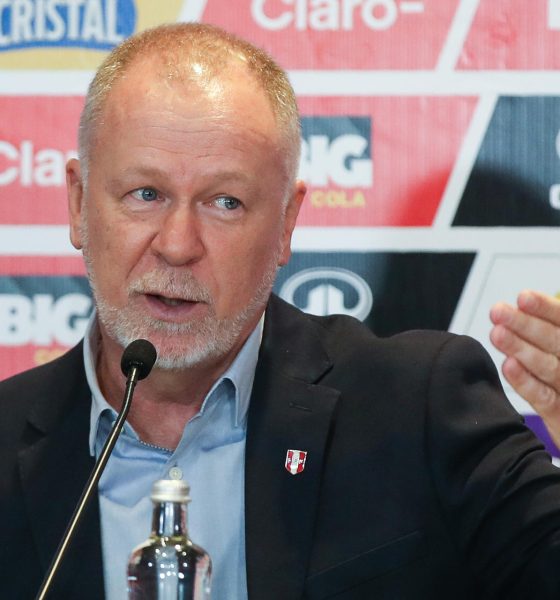 AME4549. LIMA (PERÚ), 16/03/2026.- El seleccionador de Perú Mano Menezes habla durante una rueda de prensa este lunes, en Lima (Perú). Menezes presentó su primera convocatoria para los amistosos contra Senegal y Honduras, donde resalta la ausencia de figuras como Paolo Guerrero, Gianluca Lapadula, Christian Cueva y Renato Tapia, mientras que la sorpresa es el llamado de jóvenes futbolistas como Jairo Vélez, Juan Pablo Goicoechea y Adrián Quiroz. EFE/ Paolo Aguilar