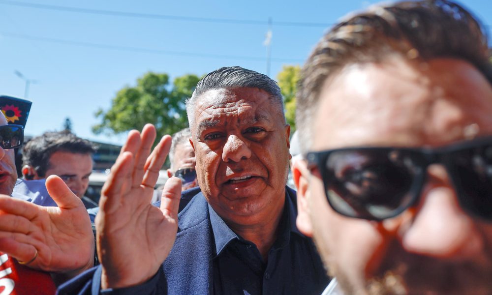 El presidente de la Asociación de Fútbol de Argentina (AFA), Claudio 'Chiqui' Tapia, llega para presentar una declaración indagatoria en Buenos Aires (Argentina). EFE/Juan Ignacio Roncoroni