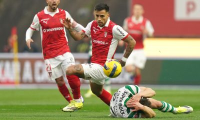 El jugador uruguayo del SC Braga Rodrigo Zalazar (C) en acción ante Iván Fresneda, del Sporting, en el Municipal de Braga, Portugal en foto del pasado fin de semana de HUGO DELGADO/EFE/EPA