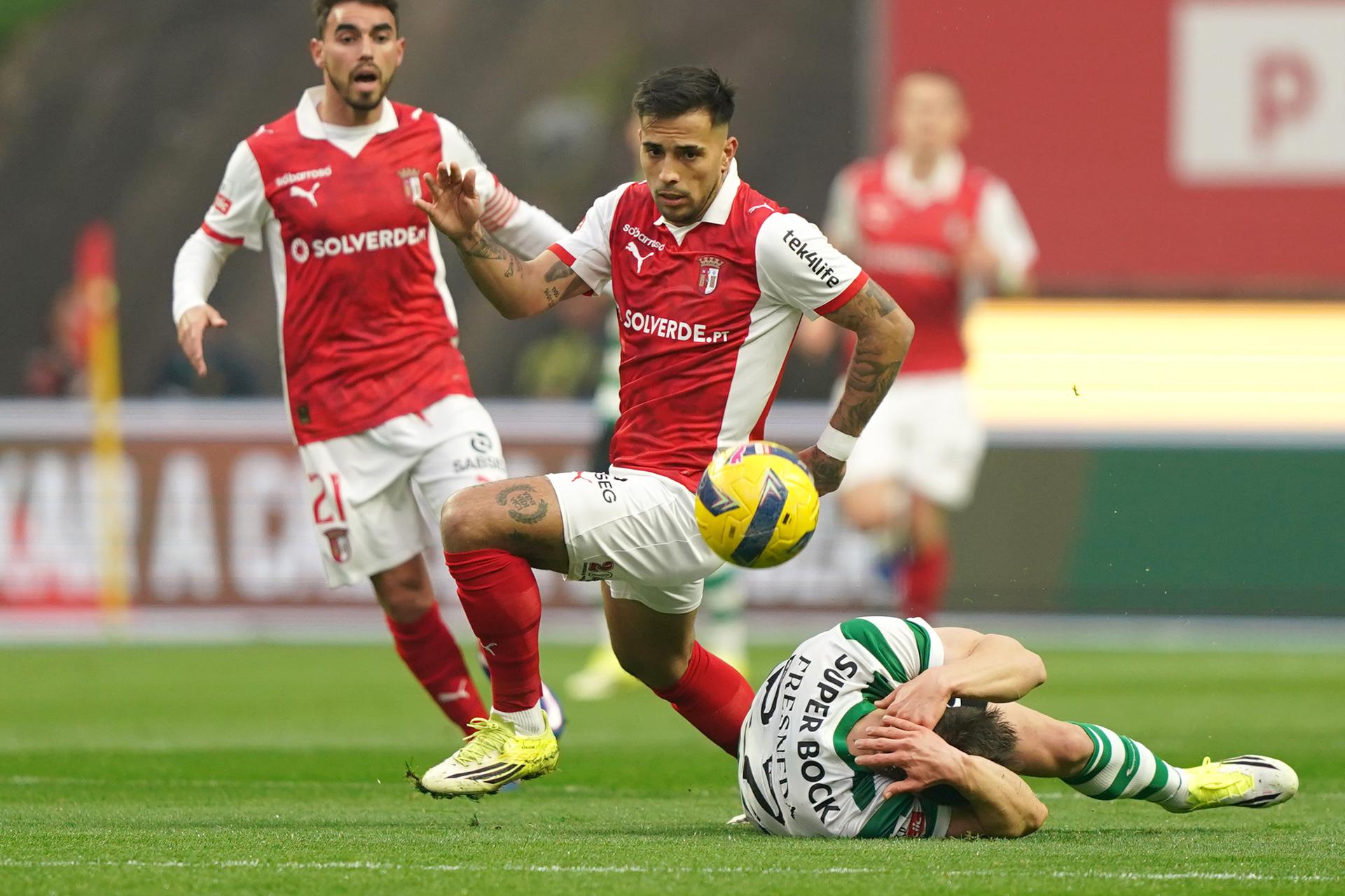 El jugador uruguayo del SC Braga Rodrigo Zalazar (C) en acción ante Iván Fresneda, del Sporting, en el Municipal de Braga, Portugal en foto del pasado fin de semana de HUGO DELGADO/EFE/EPA