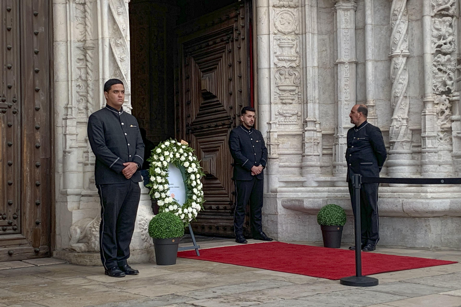 - El monasterio de los Jerónimos, en Lisboa, fue el lugar al que acudieron este viernes familiares, amigos, lectores y entidades nacionales para despedirse del escritor portugués António Lobo Antunes, fallecido ayer, jueves, a los 83 años de edad. EFE/Blas Díaz