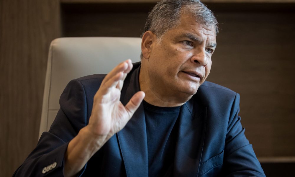 Fotografía de archivo fechada el 25 de junio de 2024 del expresidente de Ecuador Rafael Correa (2007-2017), hablando durante una entrevista con EFE en Caracas (Venezuela). EFE/ Miguel Gutierrez ARCHIVO