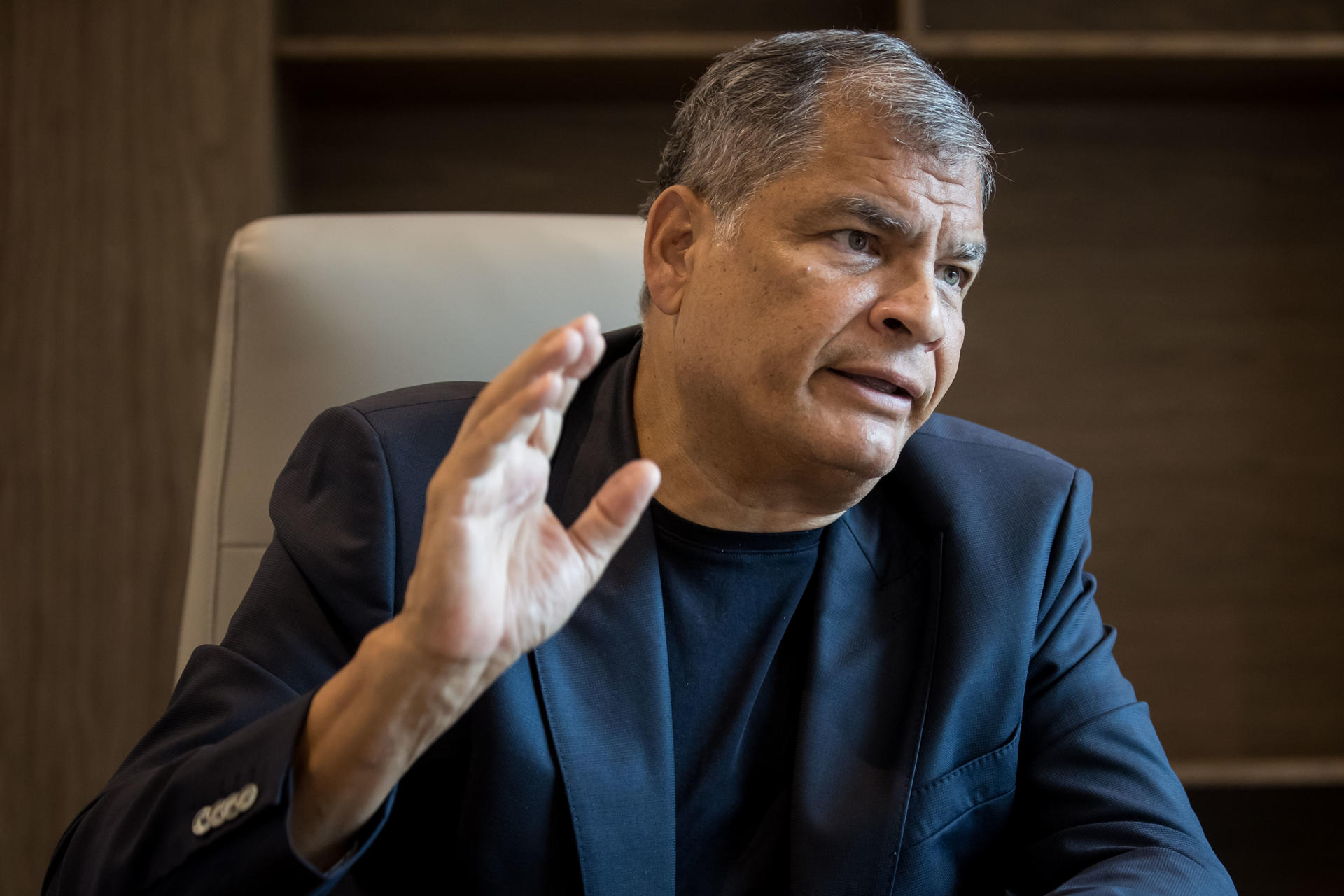 Fotografía de archivo fechada el 25 de junio de 2024 del expresidente de Ecuador Rafael Correa (2007-2017), hablando durante una entrevista con EFE en Caracas (Venezuela). EFE/ Miguel Gutierrez ARCHIVO