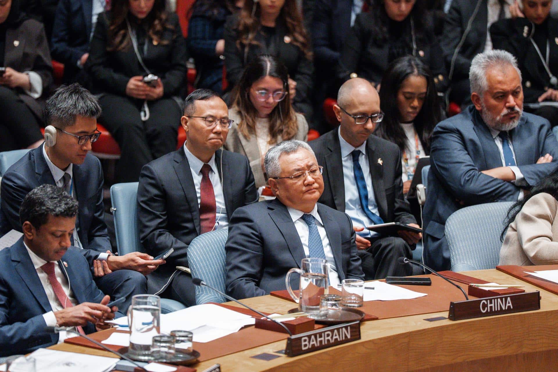 El embajador de China ante la Organización de Naciones Unidas, Fu Cong, durante una sesión de emergencia del Consejo de Seguridad en Nueva York, el 28 de febrero de 2026, tras los ataques militares conjuntos de Israel y EE.UU. contra Irán. EFE/EPA/OLGA FEDOROVA