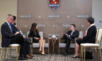 Fotografía cedida por la Presidencia de Ecuador que muestra al presidente de Ecuador, Daniel Noboa (2-d), hablando con la secretaria de Seguridad Nacional de los Estados Unidos, Kristi Noem (3-i) durante una reunión este sábado, en el marco de la llamada cumbre 'Escudo de las Américas' en Miami (EE.UU.). EFE/ Presidencia de Ecuador