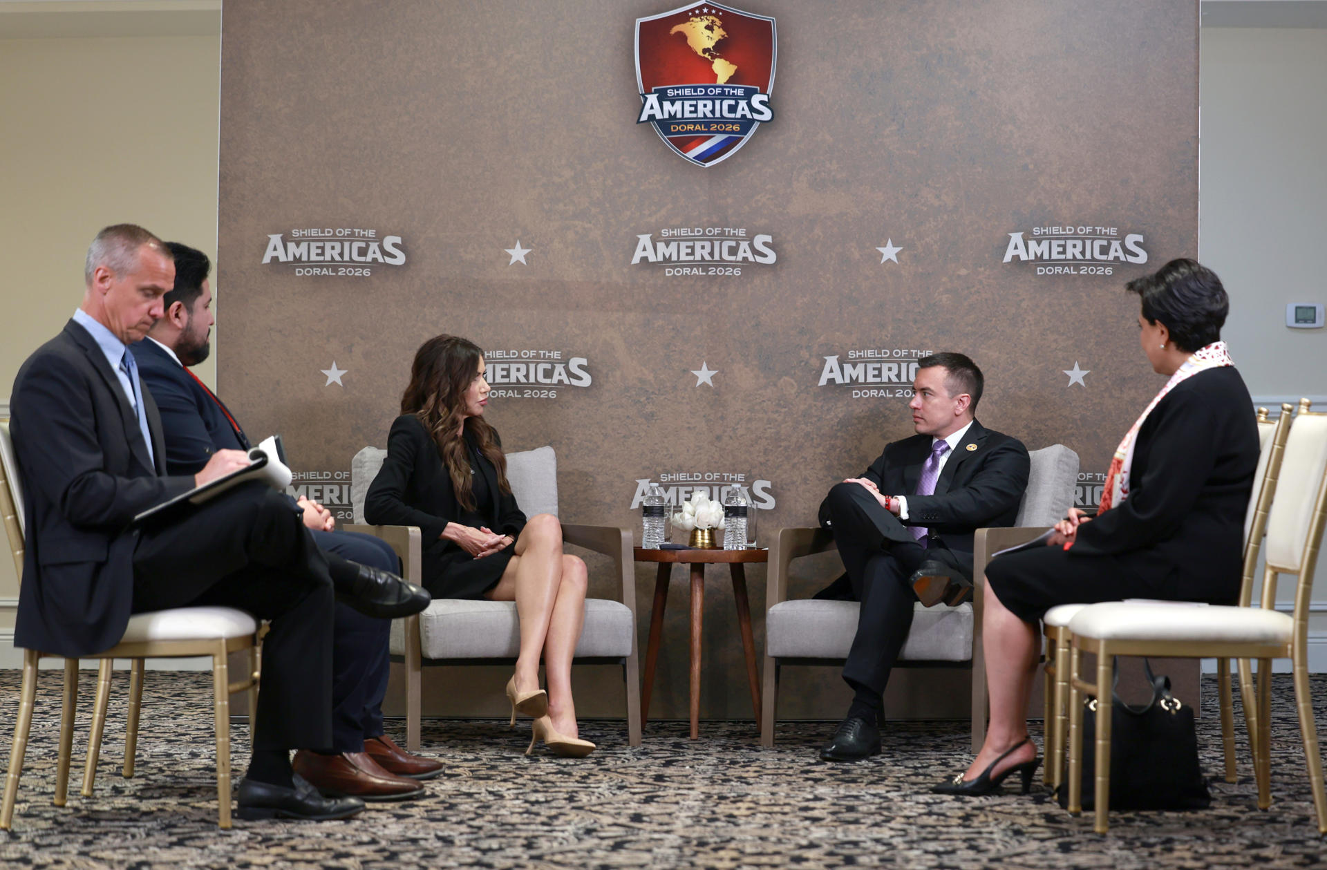 Fotografía cedida por la Presidencia de Ecuador que muestra al presidente de Ecuador, Daniel Noboa (2-d), hablando con la secretaria de Seguridad Nacional de los Estados Unidos, Kristi Noem (3-i) durante una reunión este sábado, en el marco de la llamada cumbre 'Escudo de las Américas' en Miami (EE.UU.). EFE/ Presidencia de Ecuador