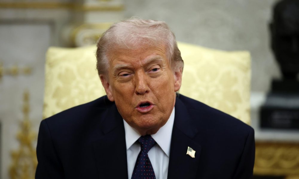 El presidente de Estados Unidos, Donald Trump, durante una reunión bilateral con el canciller alemán Friedrich Merz (no aparece en la imagen) en el Despacho Oval de la Casa Blanca en Washington, DC, EE. UU. EFE/Samuel Corum
