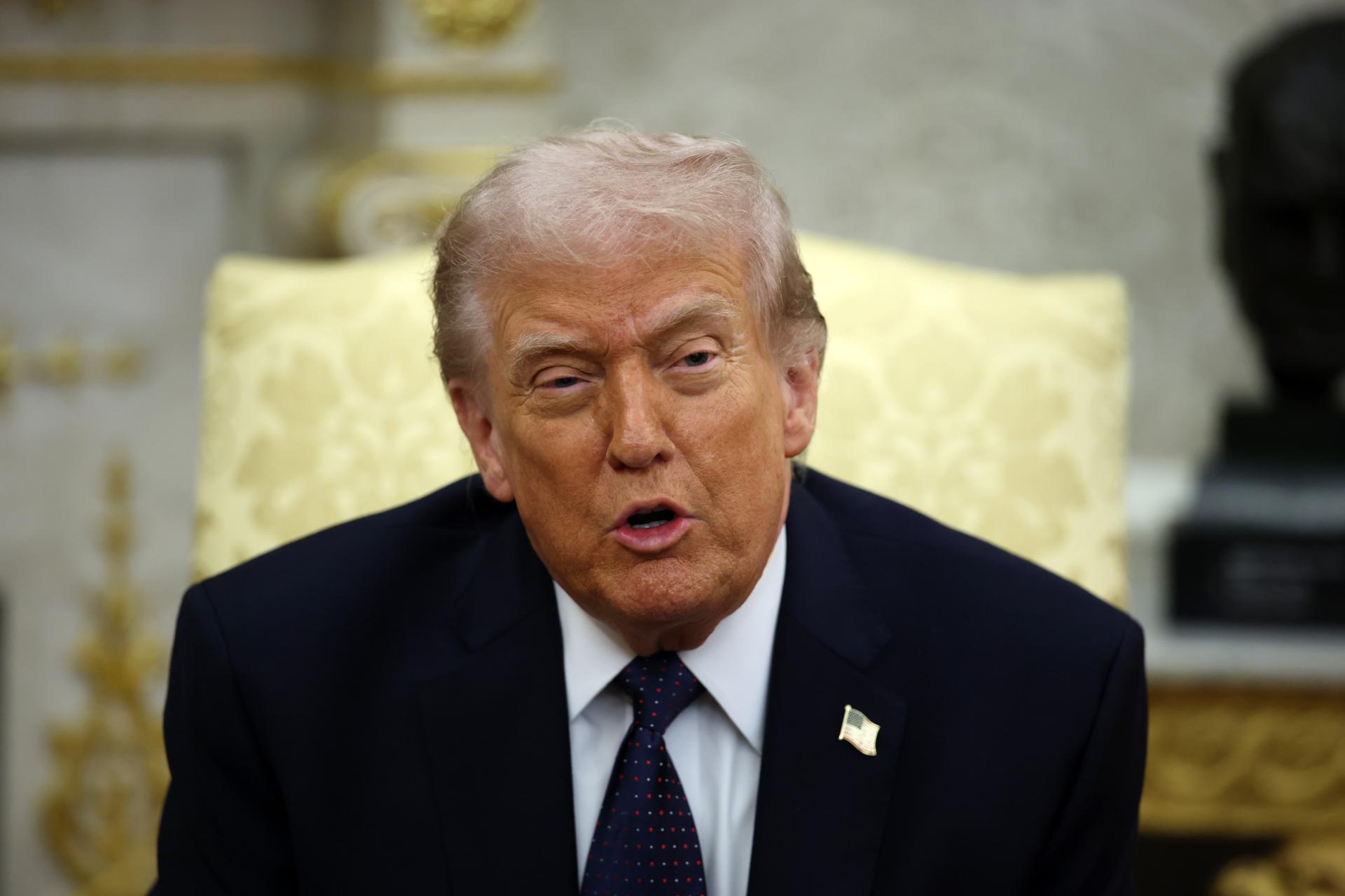 El presidente de Estados Unidos, Donald Trump, durante una reunión bilateral con el canciller alemán Friedrich Merz (no aparece en la imagen) en el Despacho Oval de la Casa Blanca en Washington, DC, EE. UU. EFE/Samuel Corum