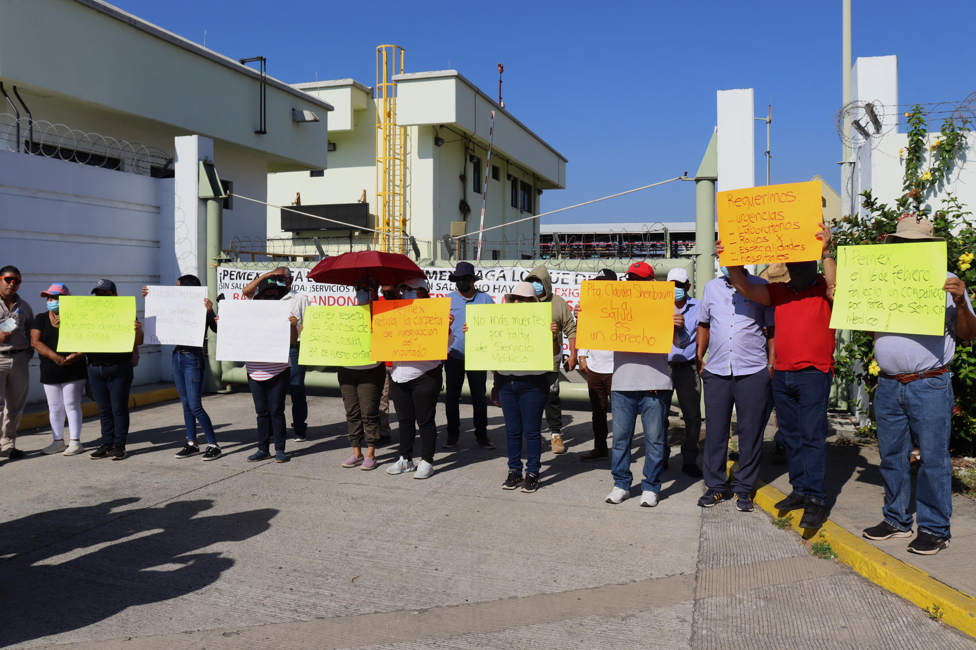 Trabajadores de Petróleos Mexicanos (Pemex) sostienen carteles durante un bloqueo esta lunes, en las instalaciones de Puerto Chiapas en Tapachula (México). EFE/ Juan Manuel Blanco