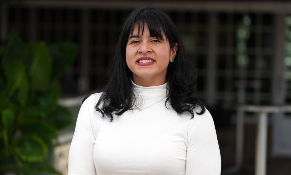 La copresidenta de la organización civil Community Change, la activista migrantes Lorella Praeli, posa durante una entrevista con EFE este miércoles, en Miami, Florida (Estados Unidos). EFE/ Alberto Boal