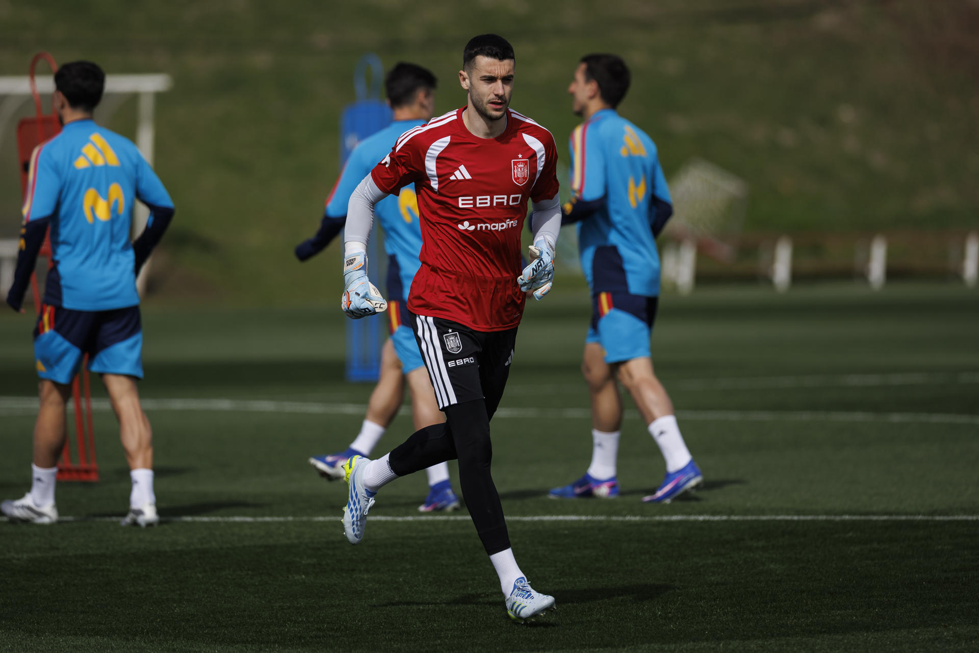 El portero Joan García, durante un entrenamiento de la selección española de fútbol en la Ciudad de Fútbol de Las Rozas (Madrid) para ultimar su preparación de cara al partido amistoso frente a Serbia con vistas al Mundial 2026. EFE / Rodrigo Jimenez