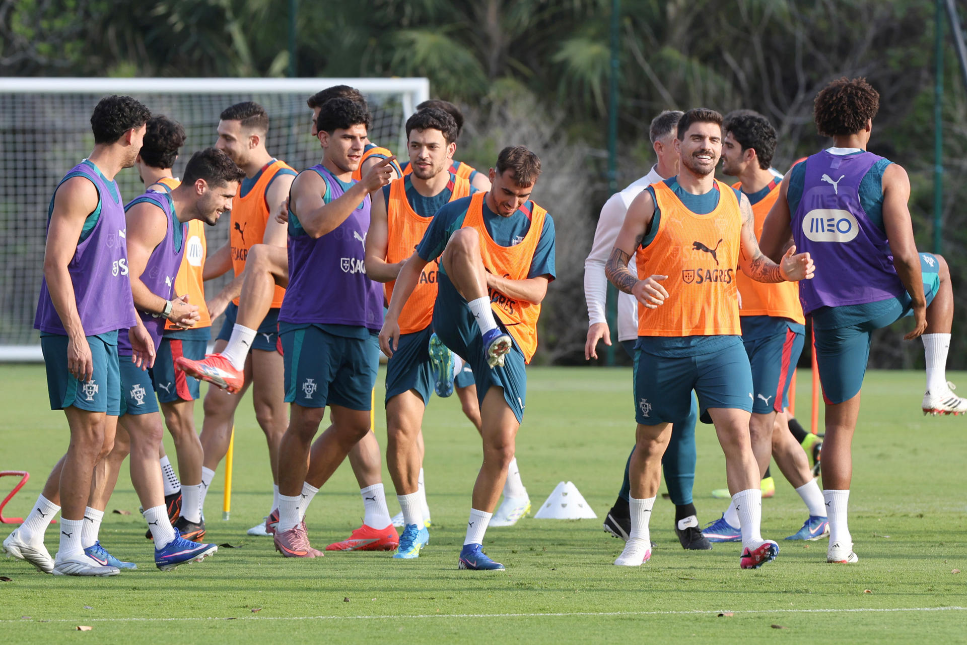 Jugadores de la selección de fútbol de Portugal se entrenan este jueves en Playa del Carmen, en el Caribe mexicano, de cara al partido amistoso de este sábado contra la de México en el renovado estadio Azteca. EFE/Alonso Cupul