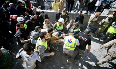 - Los rescatistas trasladan a un herido tras un bombardeo israelí que impactó en un edificio en el pueblo de Al Saksakiyah, sur del Líbano, 27 de marzo de 2026. Según el Ministerio de Salud Pública de Líbano, al menos 1.116 personas han muerto y más de 3.229 han resultado heridas en bombardeos en los suburbios del sur de Beirut y pueblos del sur del Líbano desde el inicio de las hostilidades renovadas. (Líbano) EFE/EPA/STRINGER