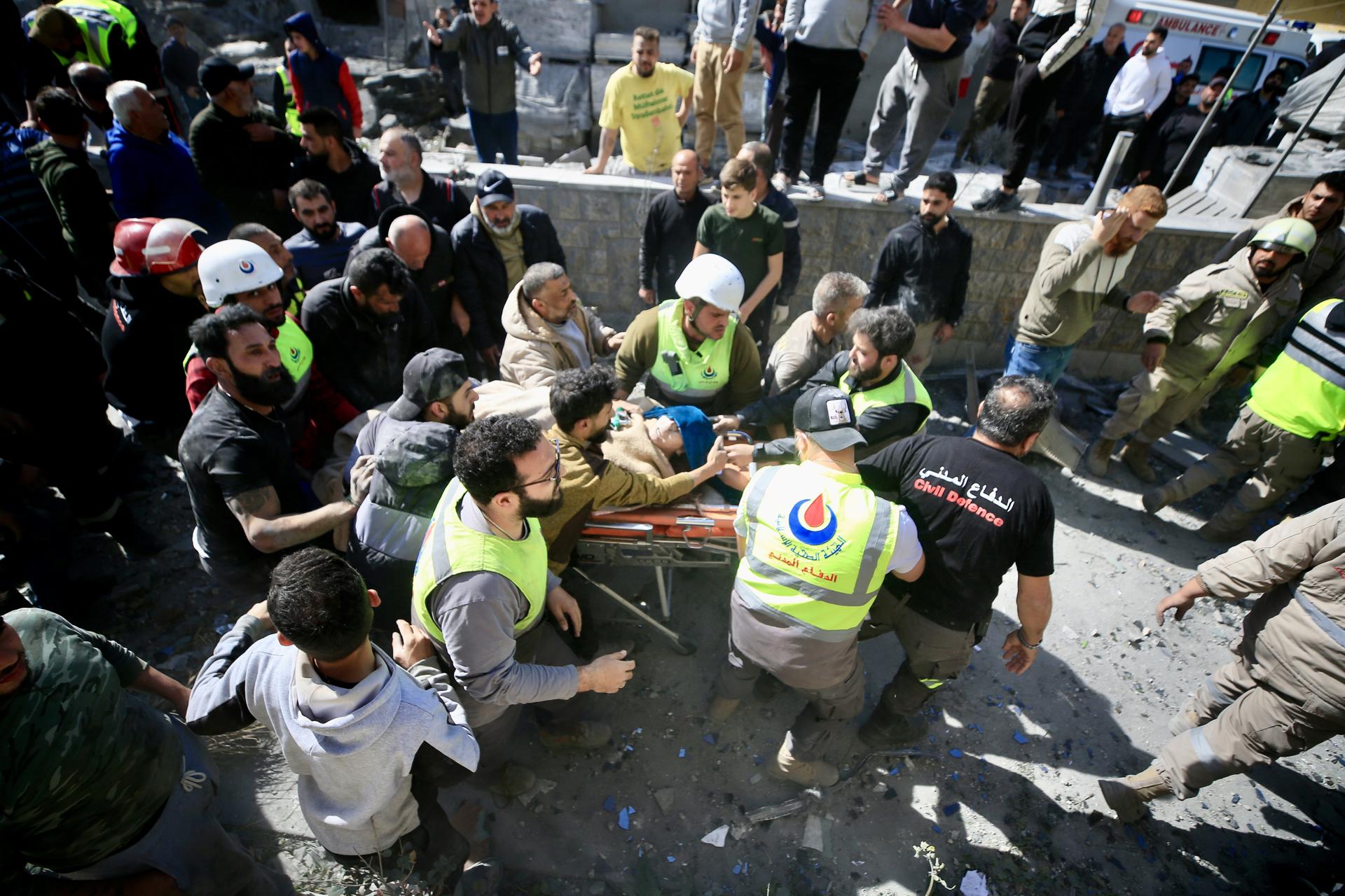 - Los rescatistas trasladan a un herido tras un bombardeo israelí que impactó en un edificio en el pueblo de Al Saksakiyah, sur del Líbano, 27 de marzo de 2026. Según el Ministerio de Salud Pública de Líbano, al menos 1.116 personas han muerto y más de 3.229 han resultado heridas en bombardeos en los suburbios del sur de Beirut y pueblos del sur del Líbano desde el inicio de las hostilidades renovadas. (Líbano) EFE/EPA/STRINGER