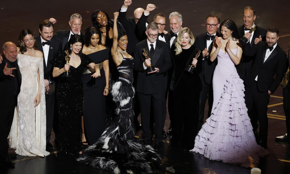 Paul Thomas Anderson (C) y la productora Sara Murphy (centro derecha) celebran con el elenco y el equipo en el escenario tras ganar el Oscar a la Mejor Película por "One Battle After Another" durante la 98.ª ceremonia anual de los Premios Óscar en el Dolby Theatre de Los Ángeles, California, EE. UU., el 15 de marzo de 2026. EFE/EPA/CHRIS TORRES