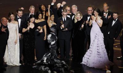 Paul Thomas Anderson (C) y la productora Sara Murphy (centro derecha) celebran con el elenco y el equipo en el escenario tras ganar el Oscar a la Mejor Película por "One Battle After Another" durante la 98.ª ceremonia anual de los Premios Óscar en el Dolby Theatre de Los Ángeles, California, EE. UU., el 15 de marzo de 2026. EFE/EPA/CHRIS TORRES