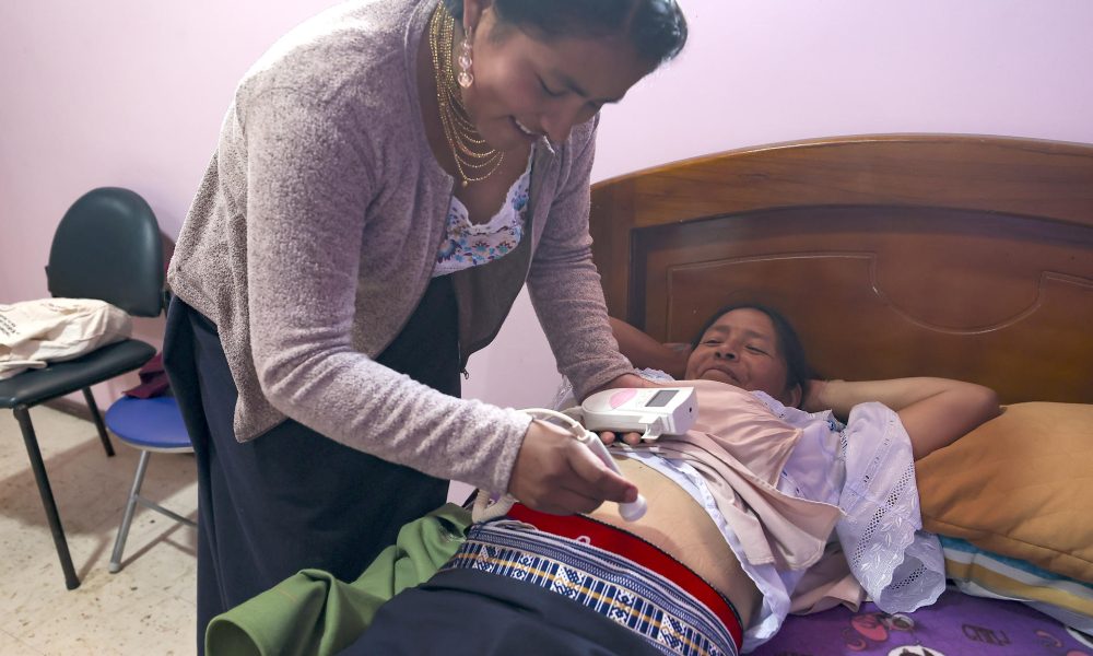 Fotografía que muestra una partera asistiendo a una mujer en Cotacachi (Ecuador). EFE/ José Jácome