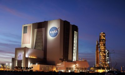 Vista nocturna del cohete SLS (Sistema de Lanzamiento Espacial) con una cápsula Orion, parte de la misión Artemis II, siendo transportado desde la Plataforma de Lanzamiento 39B de regreso al Edificio de Ensamblaje de Vehículos (VAB) de la NASA en el Centro Espacial Kennedy en Titusville, Florida, EE. UU. EFE/CRISTOBAL HERRERA-ULASHKEVICH
