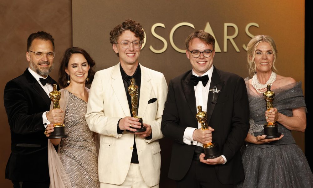 David Borenstein, Pavel Talankin, Helle Faber y Alzbeta Karaskova posan con el premio al Mejor Documental por 'Mr Nobody Against Putin' durante la 98.ª ceremonia anual de los Premios Óscar en el Dolby Theatre de Los Ángeles, California, EE. UU., el 15 de marzo de 2026. EFE/EPA/JILL CONNELLY