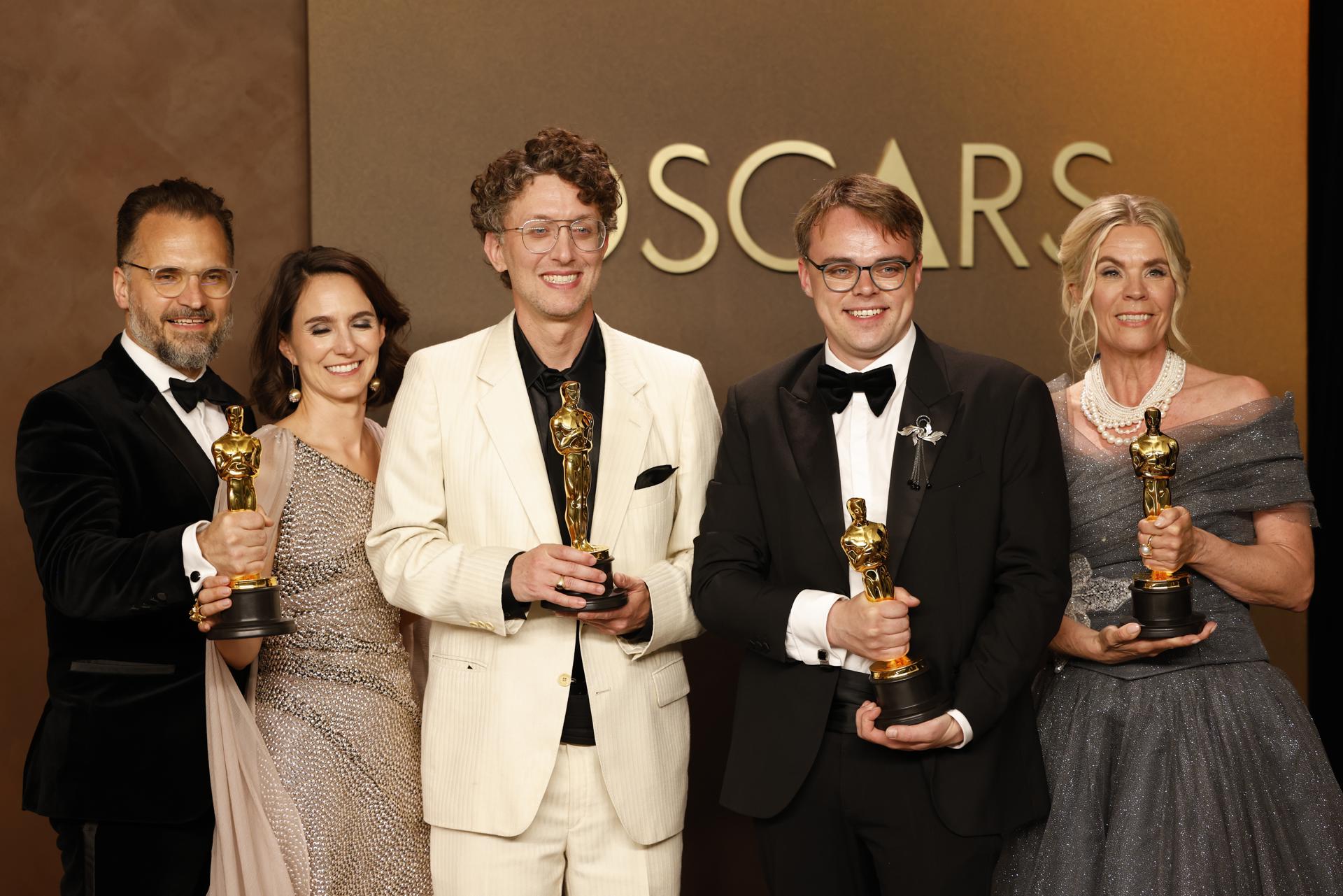 David Borenstein, Pavel Talankin, Helle Faber y Alzbeta Karaskova posan con el premio al Mejor Documental por 'Mr Nobody Against Putin' durante la 98.ª ceremonia anual de los Premios Óscar en el Dolby Theatre de Los Ángeles, California, EE. UU., el 15 de marzo de 2026. EFE/EPA/JILL CONNELLY