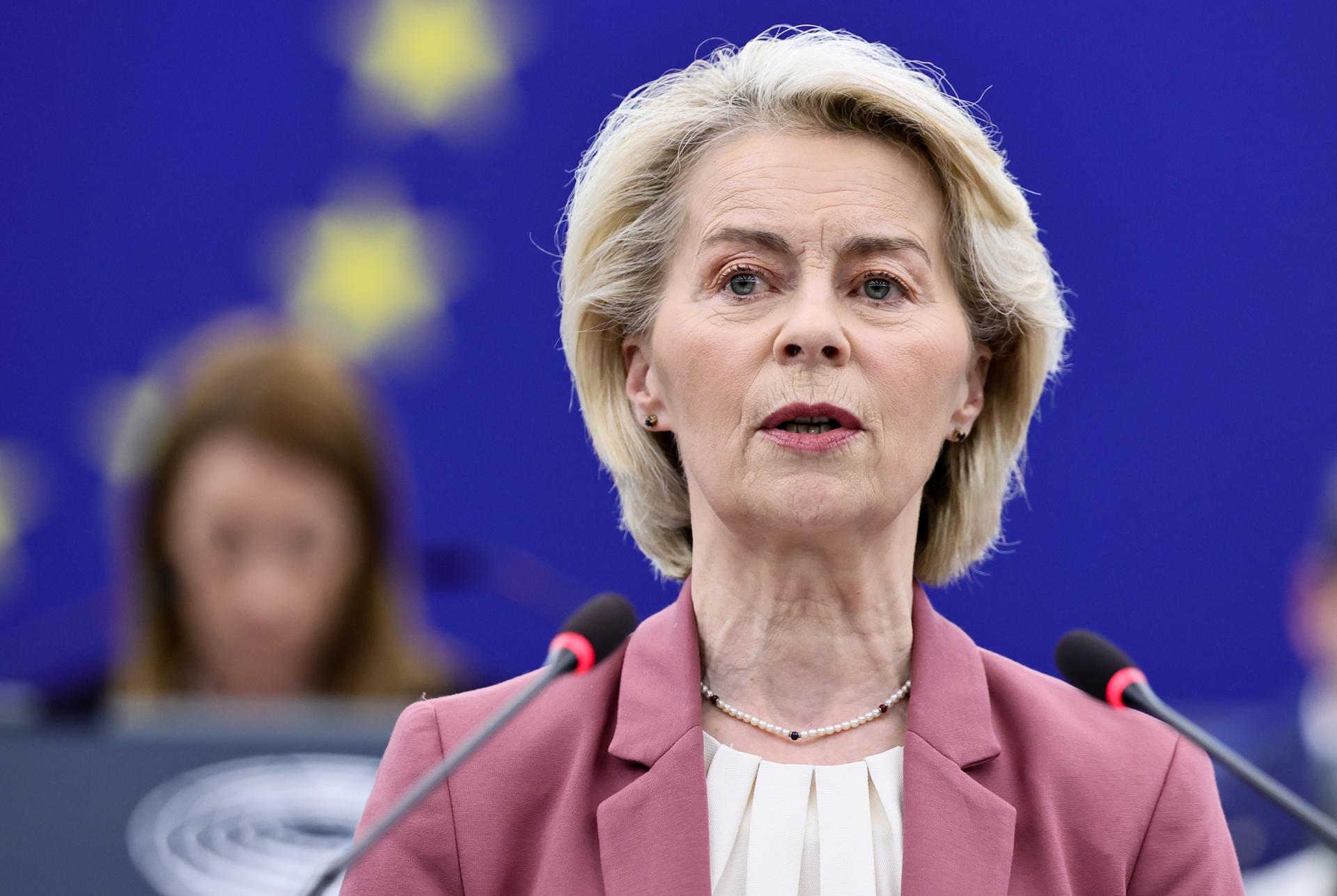 FOTO ARCHIVO. La presidenta de la Comisión Europea, Ursula von der Leyen, durante un debate en la Eurocámara en Estrasburgo, Francia, el 11 de marzo de 2026. EFE/EPA/RONALD WITTEK