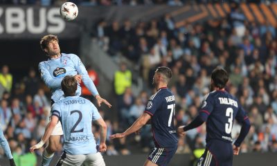 El defensa del Celta Marcos Alonso (i) cabecea un balón ante Roman Yaremchuk (2-d), del Olympique, en la ida jugada en el estadio de Balaídos, en Vigo. EFE/Salvador Sas
