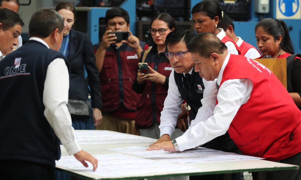 Personas observan una prueba de la papeleta de votación este 10 de marzo de 2026, en la Oficina Nacional de Procesos Electorales (ONPE) en Lima (Perú). EFE/ Paolo Aguilar
