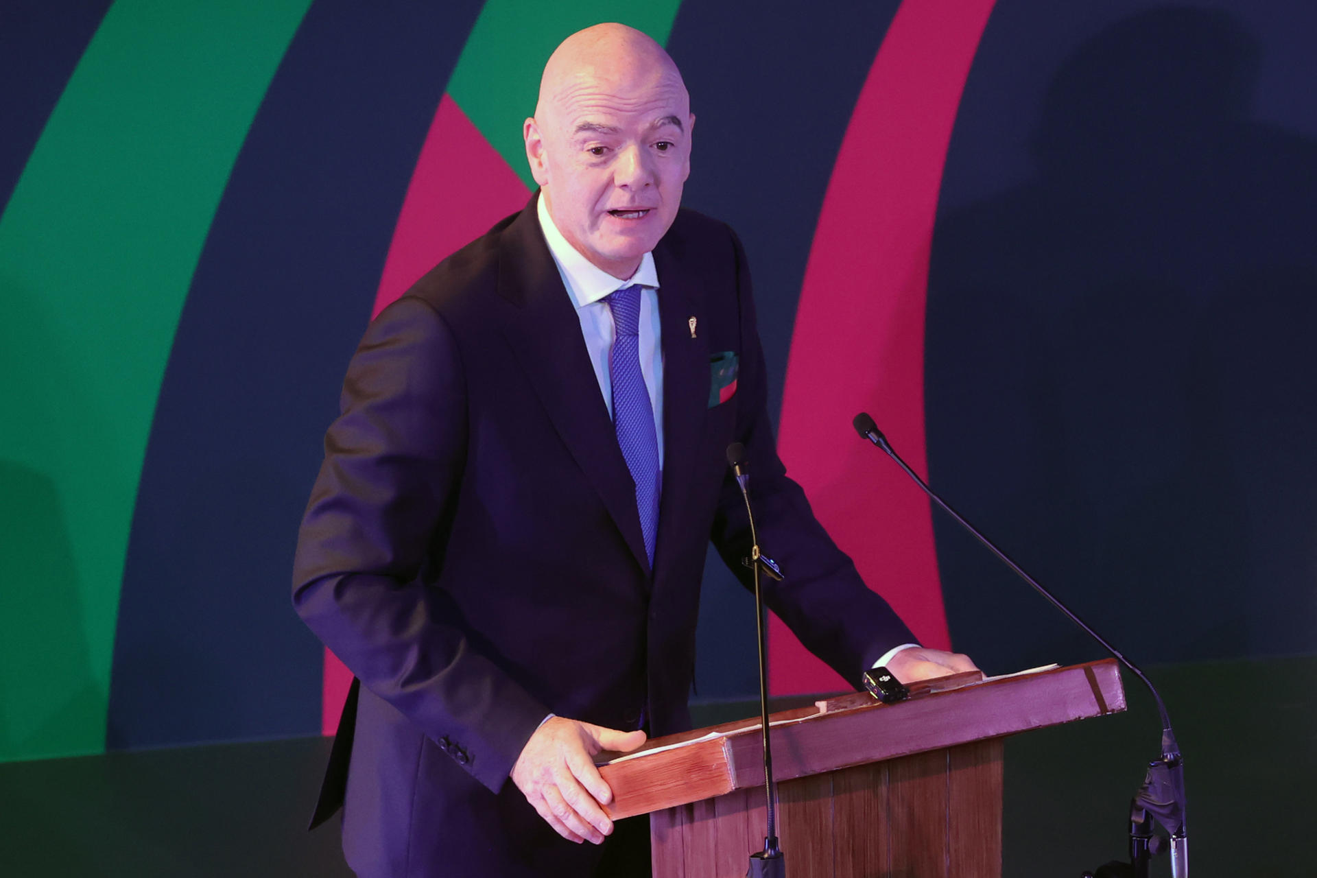 El presidente de la FIFA, el suizo Gianni Infantino, habla durante la inauguración de la exposición 'Álbum épico' en Ciudad de México (México). EFE/Madla Hartz