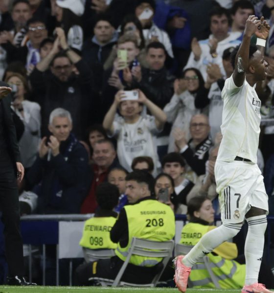El delantero del Real Madrid Vinicius Junior (d) abandona el terreno de juega ante el técnico Diego Simeone, del Atlético, durante el partido de la jornada 29 de LaLiga que Real Madrid y Atlético de Madrid han disputado este domingo en el estadio Santiago Bernabéu. EFE/Juanjo Martín