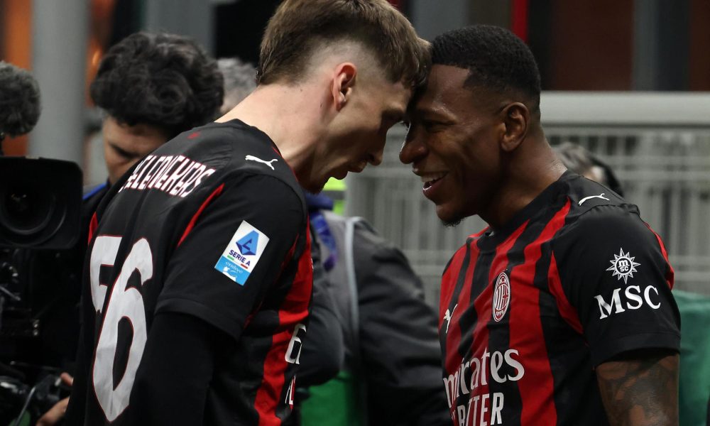 El jugador del Ac Milan Pervis Estupiñán (D) celebra el gol con Alexis Saelemaekers durante el partido de la Serie A que han jugado Milan e Inter en el Giuseppe Meazza stadium de Milan, Italia. EFE/EPA/MATTEO BAZZI