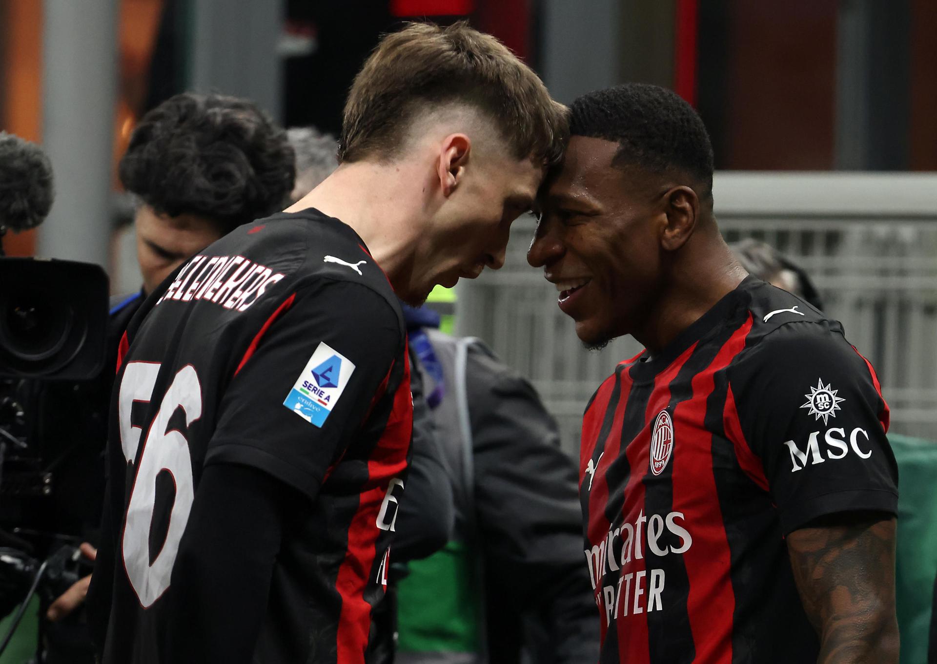 El jugador del Ac Milan Pervis Estupiñán (D) celebra el gol con Alexis Saelemaekers durante el partido de la Serie A que han jugado Milan e Inter en el Giuseppe Meazza stadium de Milan, Italia. EFE/EPA/MATTEO BAZZI