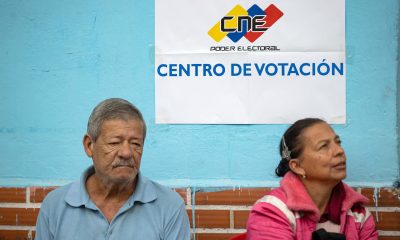 Personas esperan para participar en la Consulta Popular en Caracas (Venezuela). EFE/ Ronald Peña R