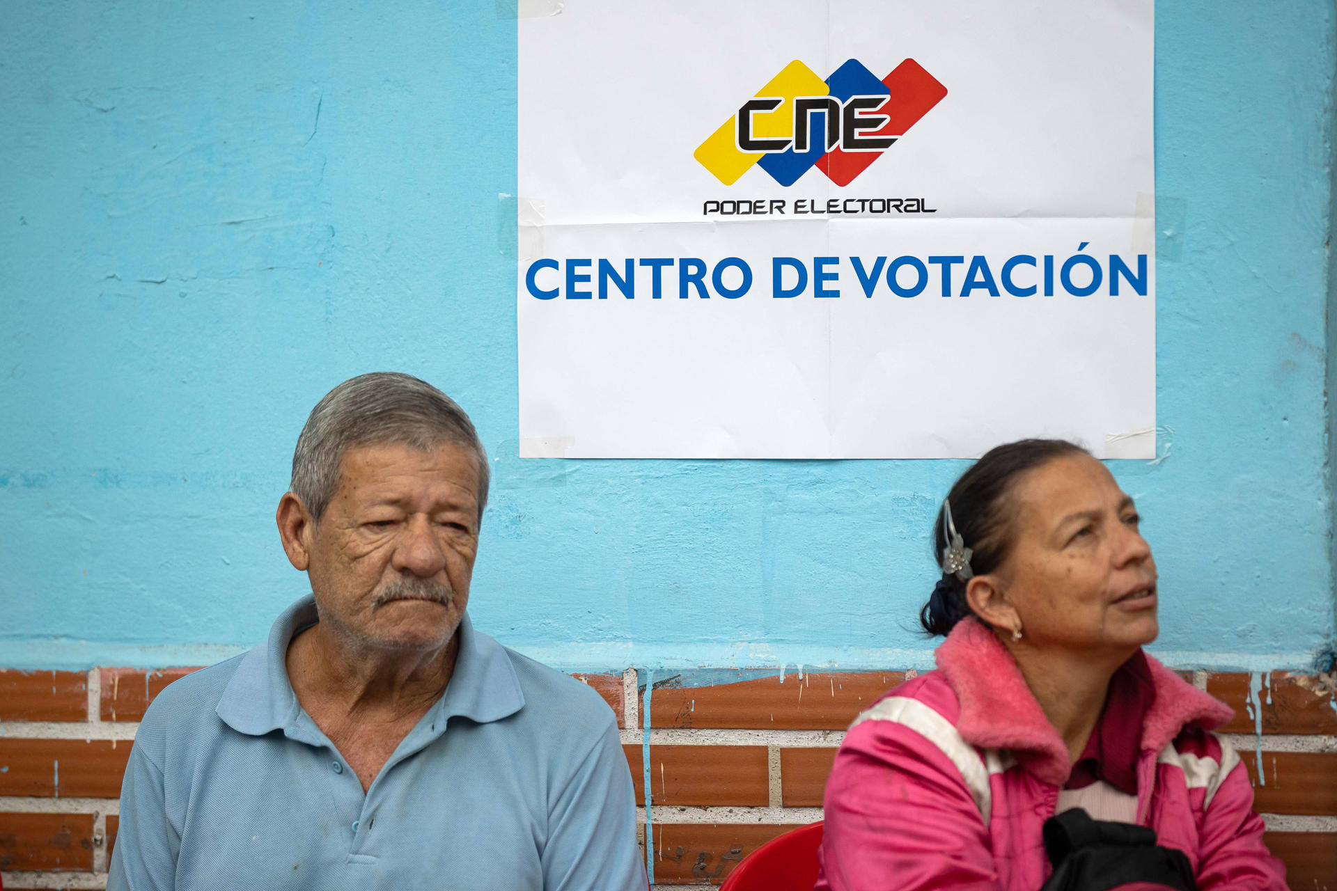 Personas esperan para participar en la Consulta Popular en Caracas (Venezuela). EFE/ Ronald Peña R