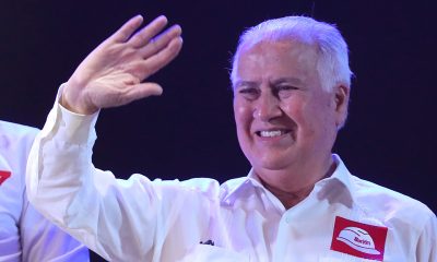 El candidato presidencial izquierdista peruano Alfonso López Chau saluda durante un encuentro con jóvenes como parte de su campaña electoral este viernes, en Lima (Perú). EFE/ Paolo Aguilar