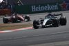 El británico George Russell (Mercedes) aseguró que la carrera al esprint del Gran Premio de China, de la que se proclamó ganador este sábado, fue "muy emocionante" ante el duelo que mantuvo con sus dos perseguidores, los Ferrari del monegasco Charles Leclerc y de su compatriota Lewis Hamilton. EFE/EPA/ANDRES MARTINEZ CASARES
