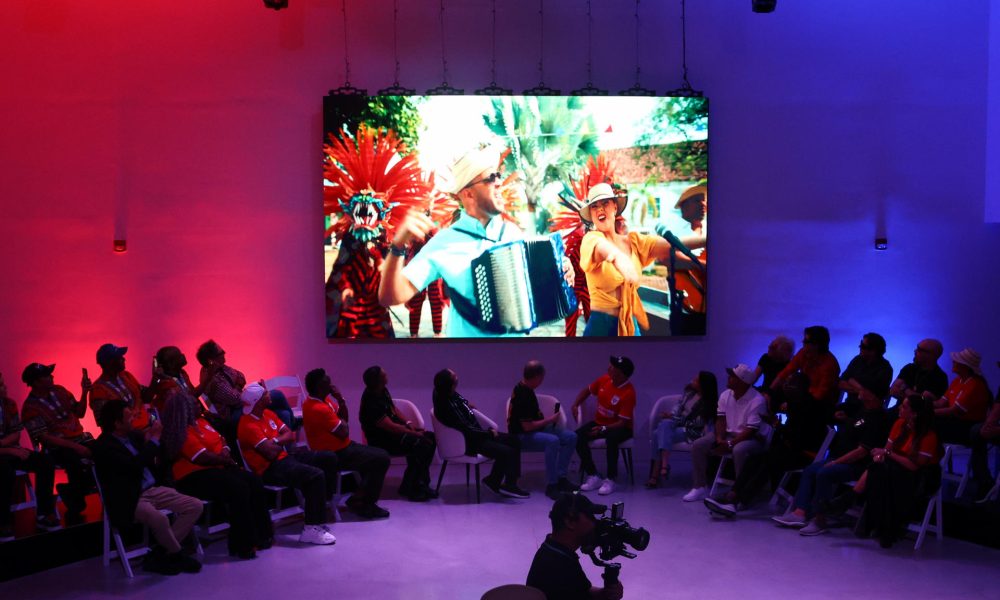 Copa Airlines lanzó este miércoles la nueva versión de 'Sube la marea', la canción de apoyo a la selección de fútbol de Panamá que se prepara para el Mundial entonada por el salsero Rubén Blades y otros artistas panameños en un videoclip que exalta los principales puntos turístico del país. EFE/ Carlos Lemos