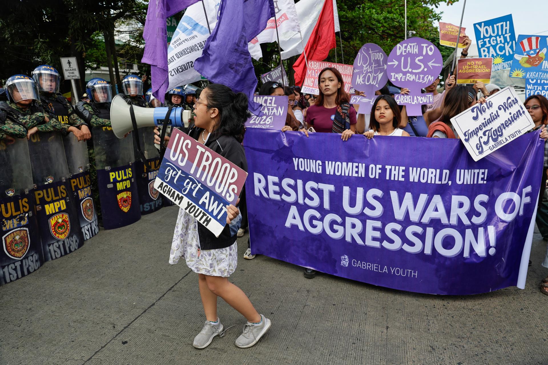 Mujeres manifestándose en Filipinas durante el día internacional de la Mujer en el que se posicionaron contra la guerra en Oriente Próximo.
EFE/EPA/ROLEX DELA PENA