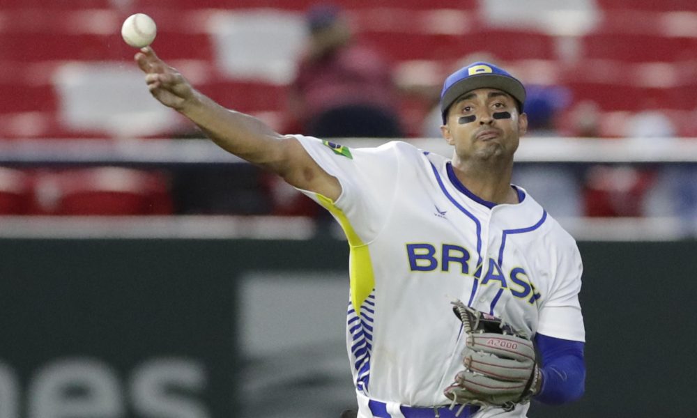 Fotografía de archivo del tercera base brasileño Leonardo Reginatto, una de las figuras emergentes que disputarán a partir del 5 de marzo la sexta edición del Clásico Mundial de Béisbol en el que pondrá fin a su destacada carrera con 36 años. EFE/Bienvenido Velasco