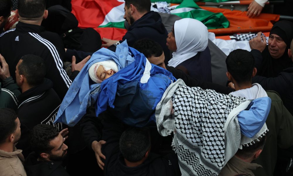 Los familiares lloran durante el funeral de cuatro miembros de la familia palestina Bani Odeh en Tamún, cerca la ciudad de Cisjordania de Tubas, el 15 de marzo de 2026. EFE/EPA/ALAA BADARNEH -- EDITORES de ATENCIÓN: CONTENIDO GRÁFICO