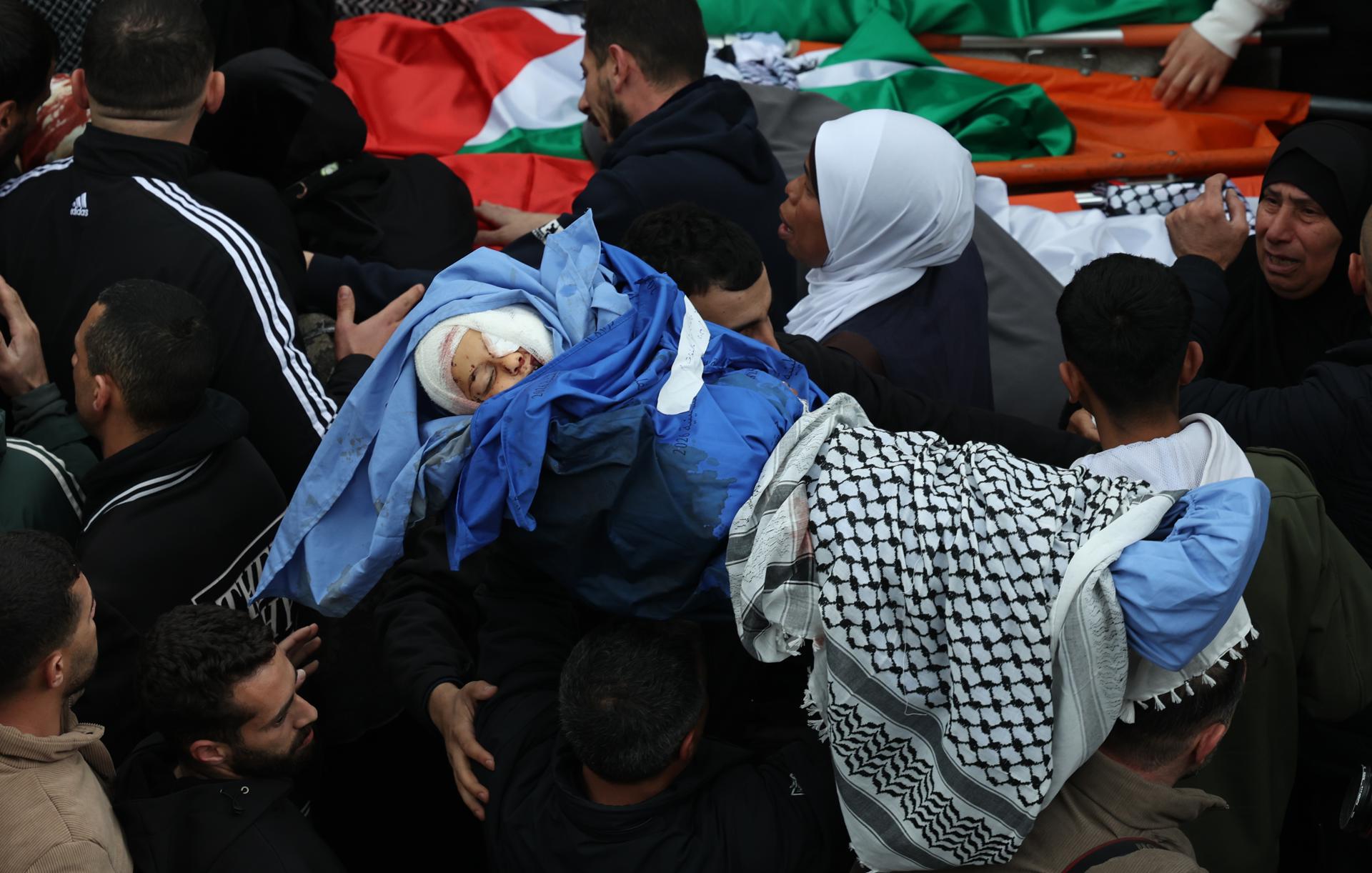 Los familiares lloran durante el funeral de cuatro miembros de la familia palestina Bani Odeh en Tamún, cerca la ciudad de Cisjordania de Tubas, el 15 de marzo de 2026. EFE/EPA/ALAA BADARNEH -- EDITORES de ATENCIÓN: CONTENIDO GRÁFICO