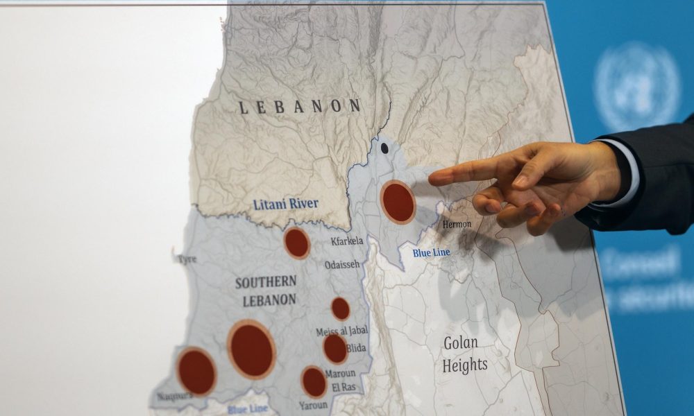 El representante de Israel ante las Naciones Unidas, Danny Danon (fuera de cuadro), señala un mapa de Oriente Medio durante una rueda de prensa como parte de una reunión del Consejo de Seguridad de las Naciones Unidas (UNSC) convocada para abordar el conflicto en curso en la región, en la sede de la ONU en Nueva York, Nueva York, EE. UU. EFE/OLGA FEDOROVA