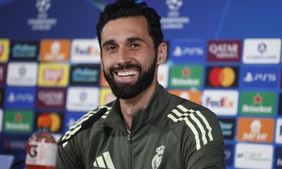 El entrenador del Real Madrid, Álvaro Arbeloa, ofrece una rueda de prensa posterior al entrenamiento llevado a cabo este martes en la Ciudad Deportiva de Valdebebas, para preparar el partido de octavos de final de la Liga de Campeones que mañana disputarán ante el Manchester City en el Estadio Santiago Bernabéu de Madrid. EFE/Chema Moya