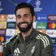 El entrenador del Real Madrid, Álvaro Arbeloa, ofrece una rueda de prensa posterior al entrenamiento llevado a cabo este martes en la Ciudad Deportiva de Valdebebas, para preparar el partido de octavos de final de la Liga de Campeones que mañana disputarán ante el Manchester City en el Estadio Santiago Bernabéu de Madrid. EFE/Chema Moya
