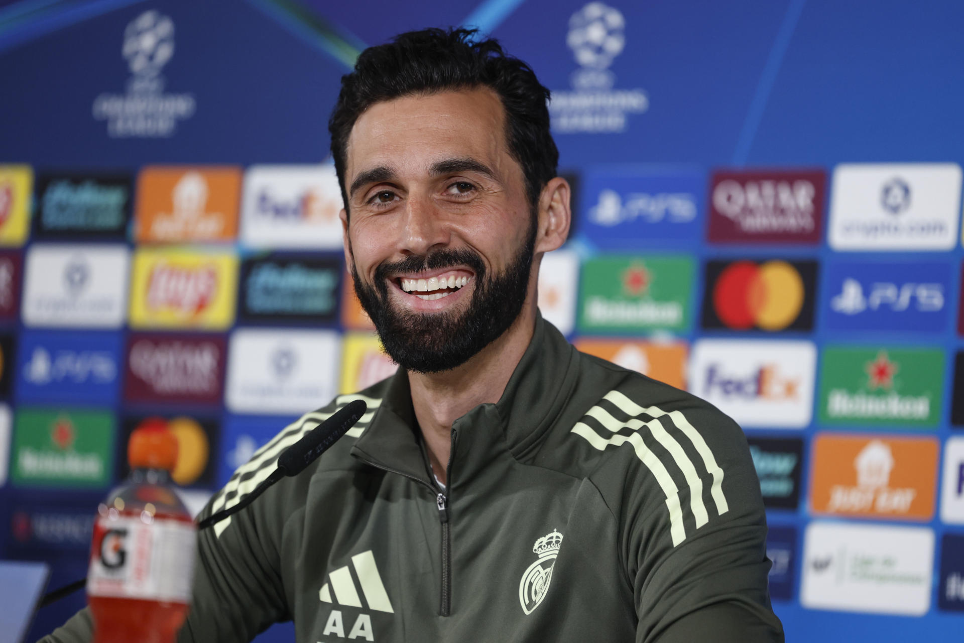 El entrenador del Real Madrid, Álvaro Arbeloa, ofrece una rueda de prensa posterior al entrenamiento llevado a cabo este martes en la Ciudad Deportiva de Valdebebas, para preparar el partido de octavos de final de la Liga de Campeones que mañana disputarán ante el Manchester City en el Estadio Santiago Bernabéu de Madrid. EFE/Chema Moya